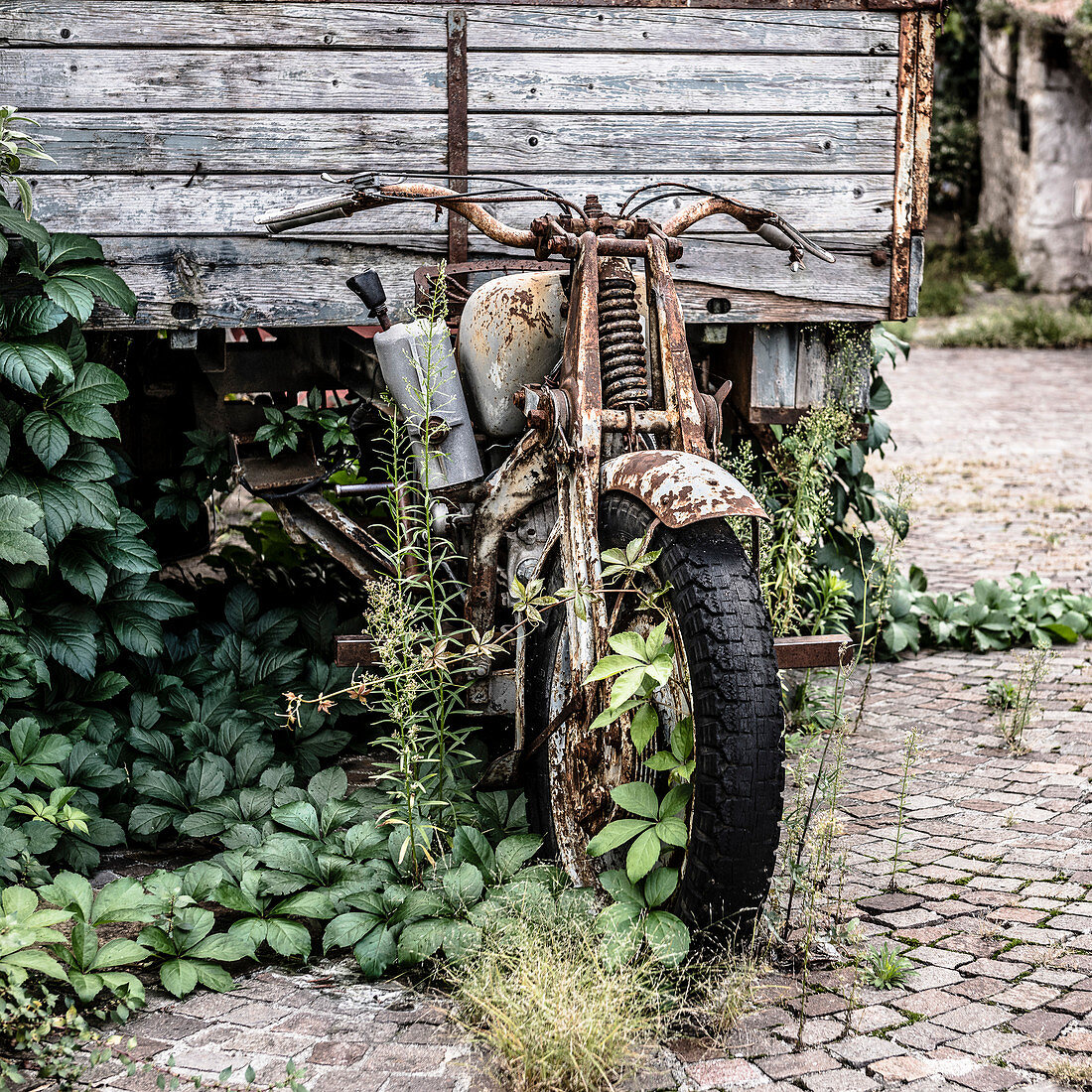 Verrostetes Motorrad in Garda, Provinz Verona, Italien 