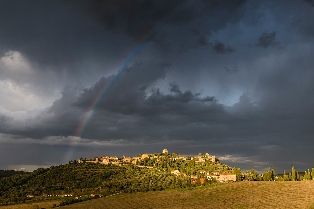 Regenbogen über Monticchiello, Val d'Orcia, Toskana, Italien