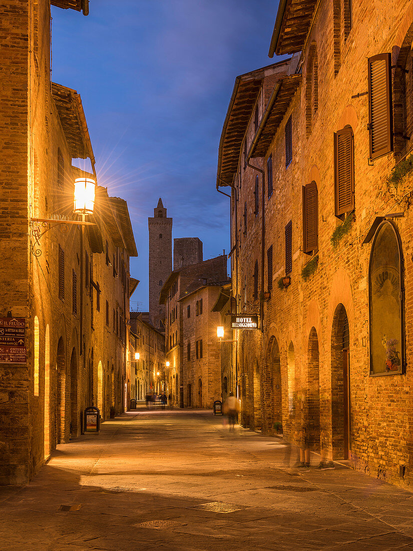 Abend in den Gassen von San Gimignano, Provinz Siena, Toskana, Italien 