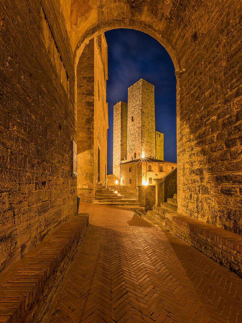 Abend in den Gassen von San Gimignano, Provinz Siena, Toskana, Italien