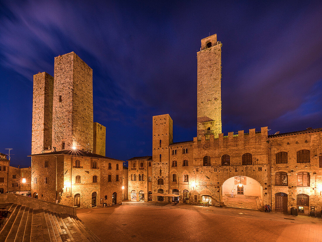 Abendstimmung am Piazza della Duomo, San Gimignano, Provinz Siena, Toskana, Italien