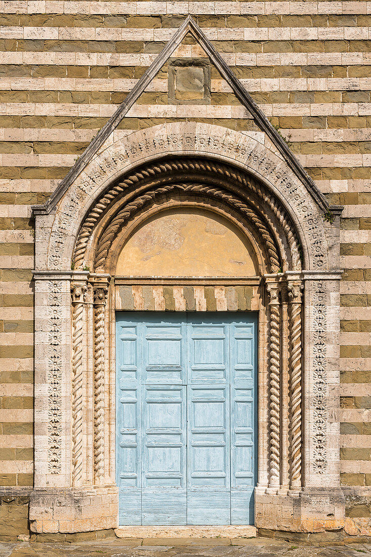 Große Eingangspforte der Kirche de San Francesco, Lucignano, Provinz Arezzo, Toskana, Italien