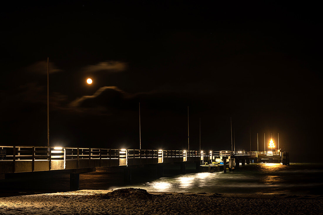 Winterabend an der Seebrücke in Dahme bei Mondschein Ostsee, Ostholstein, Schleswig-Holstein, Deutschland