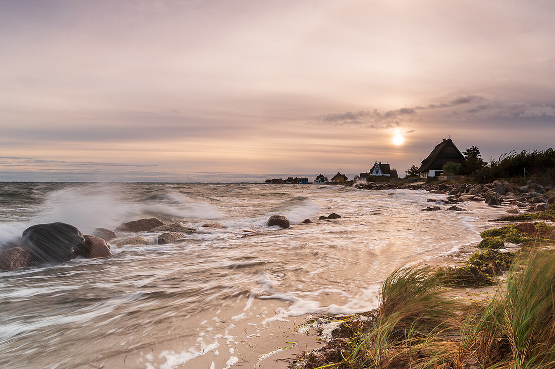 Wind, Wellen und Dünen mit Blick auf die Häuser des Graswarders, Heiligenhafen, Ostsee, Ostholstein, Schleswig-Holstein, Deutschland