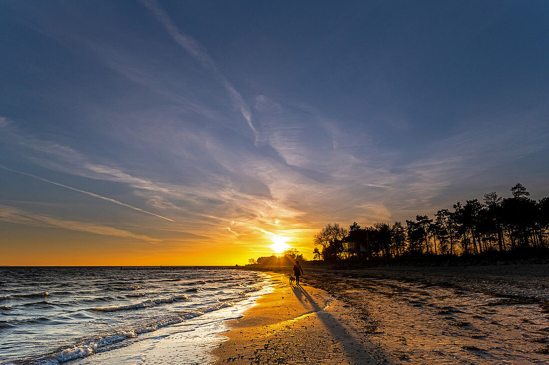 Spaziergang in den Sonnenuntergang am Strand von Kellenhusen, Ostsee, Ostholstein, Schleswig-Holstein, Deutschland