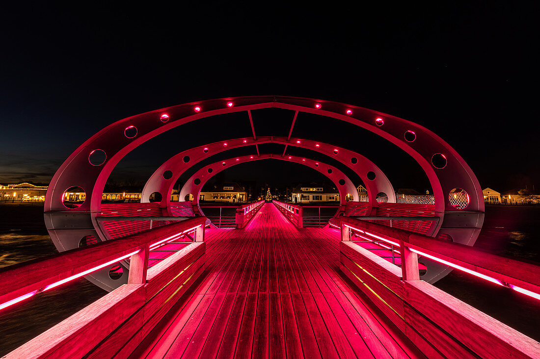 Lichterilluminierung der Seebrücke mit beleuchtetem Tannenbaum in Kellenhusen, Ostsee, Ostholstein, Schleswig-Holstein, Deutschland