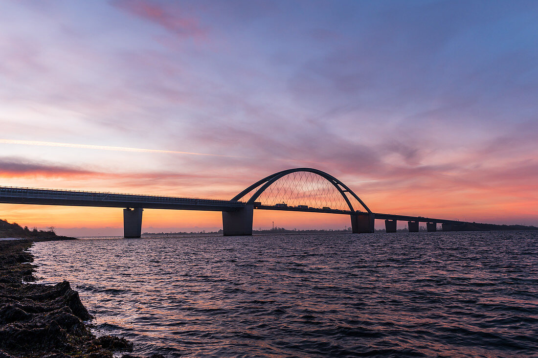 Blick auf die Fehmarnsundbrücke zur blauen Stunde am Morgen, Fehmarn, Ostholstein, Schleswig-Holstein, Deutschland