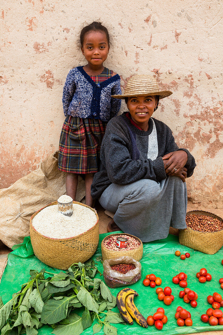 Frau bietet Gemüse zum Kauf an, Sendrisoa, Region Ambalavao, zentrales Hochland, Madagaskar, Afrika