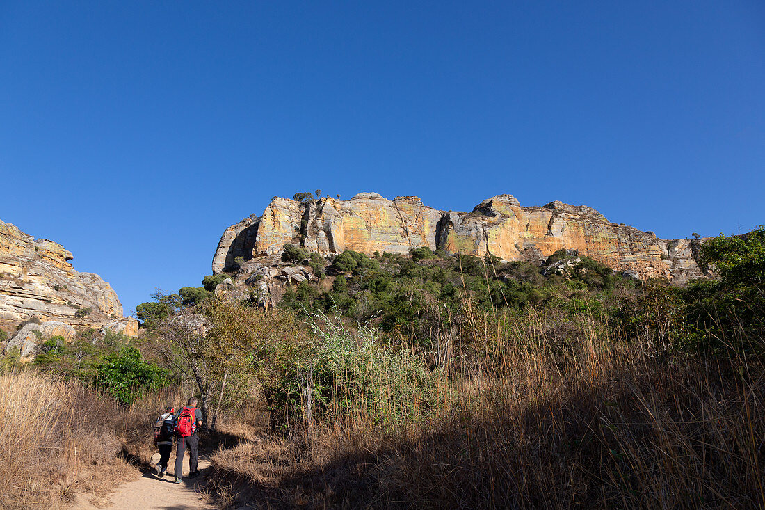 Wanderer im Isalo Nationalpark bei Ranohira, Region Ihorombe, Süd-Madagaskar, Afrika