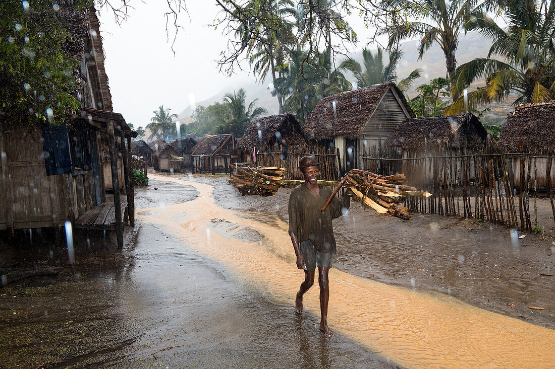 Madagasse bei Regen im Fischerdorf Evatra, Süd-Madagaskar, Afrika