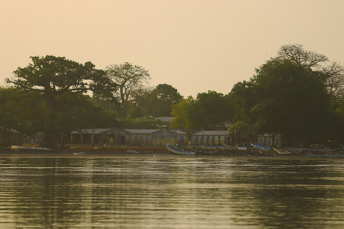 Gambia; Western Region; am Bintang Bolong; Hafen von Bintang in der Spätnachmittagssonne
