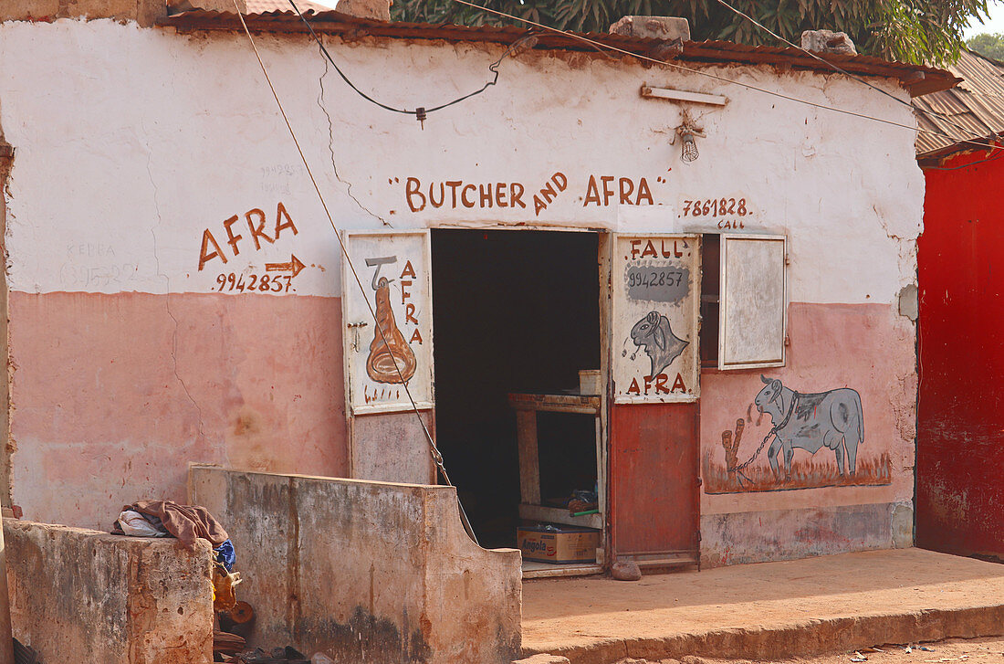 Gambia; Hauptstadtregion Banjul; Metzgerladen mit bemalter Fassade in Bakau
