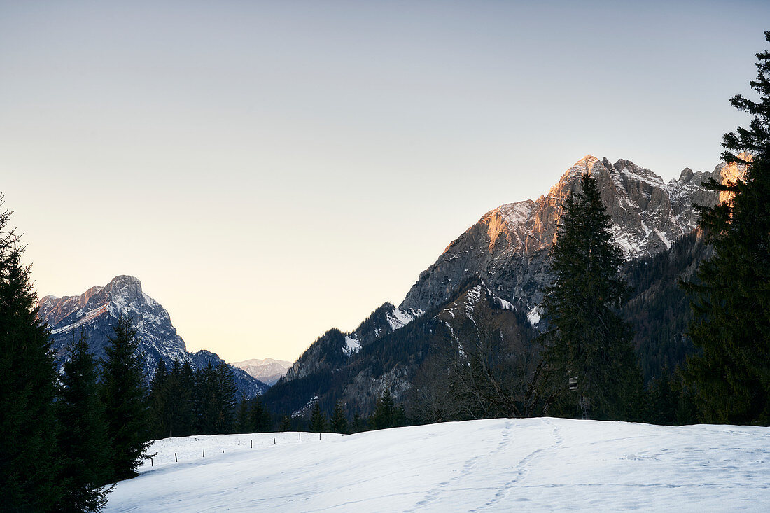 Die Gesäuseberge glühen im im Sonnenuntergang, Steiermark, Österreich.