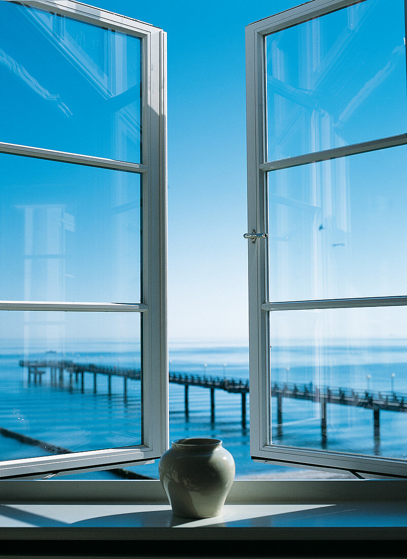 Blick aus einem offenen Fenster auf ein Zimmer mit Blick auf die Ostsee. Heiligendamm, Deutschland.