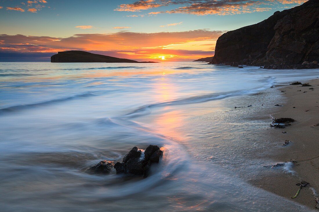 Sonnenuntergang vom Strand in Oldshoremore nahe Kinlochbervie an der Nordwestküste Schottlands eingefangen.