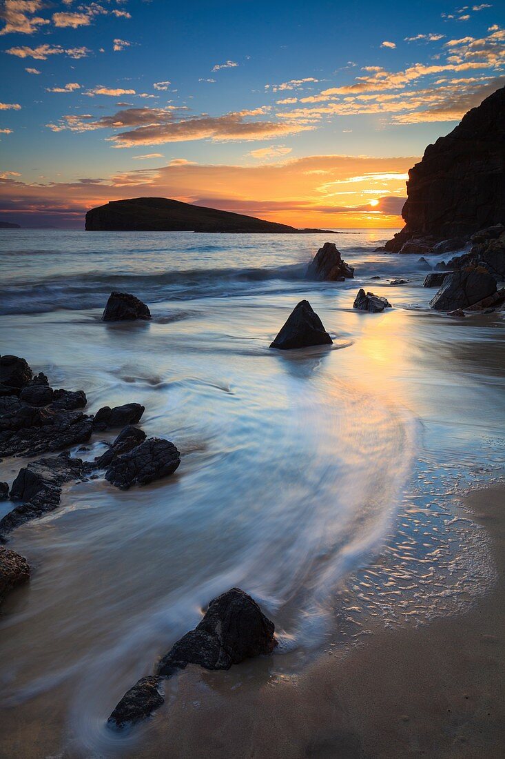 Sonnenuntergang vom Strand in Oldshoremore nahe Kinlochbervie an der Nordwestküste Schottlands eingefangen.