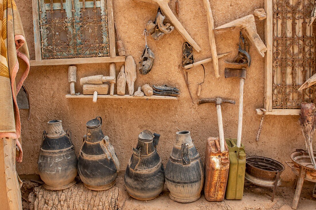 Sammlung verschiedener Keramik- und Rohwerkzeuge, die von Berbernomaden, Tighmert Oasis, Marokko, verwendet werden