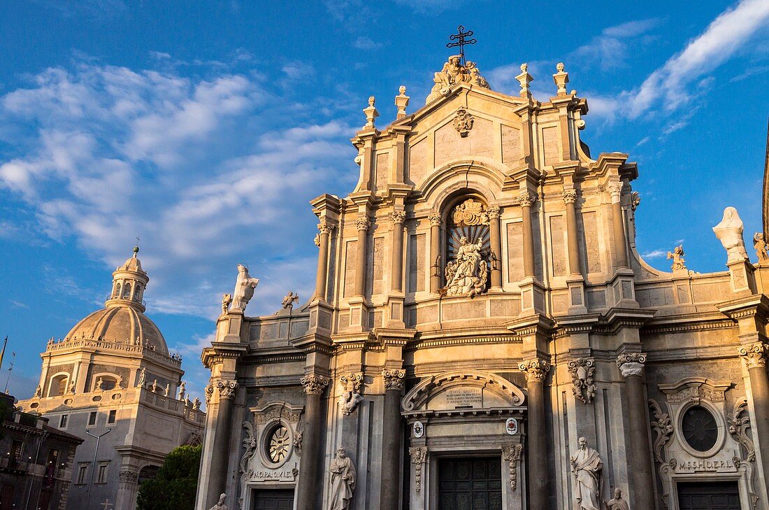 Kathedrale der Heiligen Agathe und Kuppel von Badia di Sant'Agata, Catania, Sizilien, Italien
