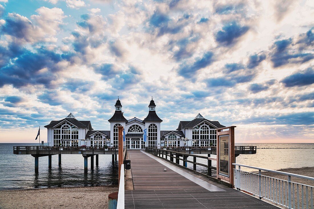 Der Sellin Pier ist ein Pier an der Ostsee. Der Pier ist 394 Meter lang. Es wurde 1998 in Sellin, Rübgen, Landkreis Vorpommern-Ruegen, Mecklenburg-Vorpommern, Deutschland, Europa eingeweiht