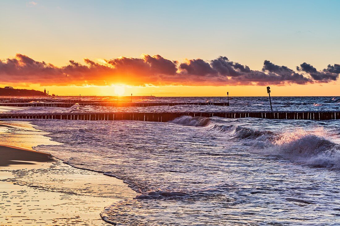 Sonnenuntergang am Strand der Ostsee in Kolobrzeg, Westpommern, Polen, Europa