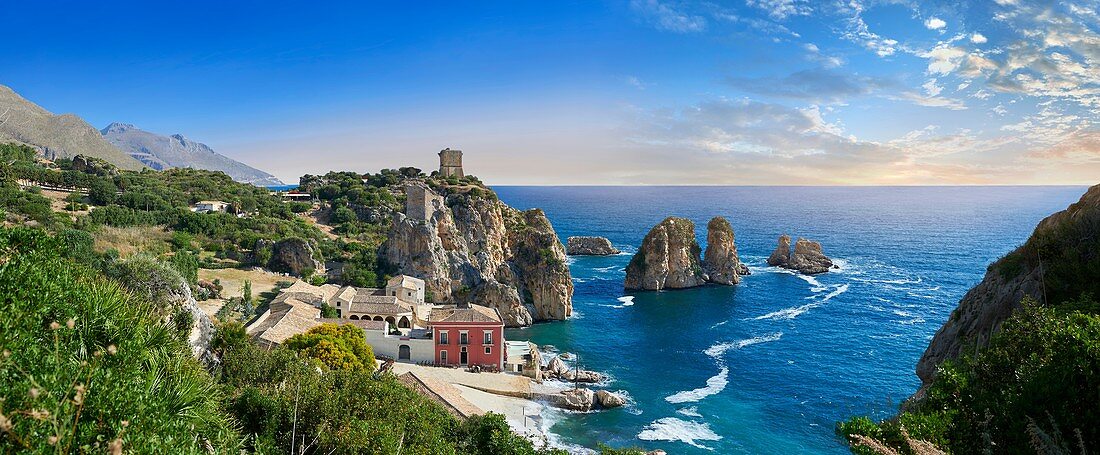 Die Tonnara von Scopello (Tonnara di Scopello) Alte Thunfischverarbeitungsgebäude bei Sonnenuntergang auf dem Castellammare del Golfo, Sizilien