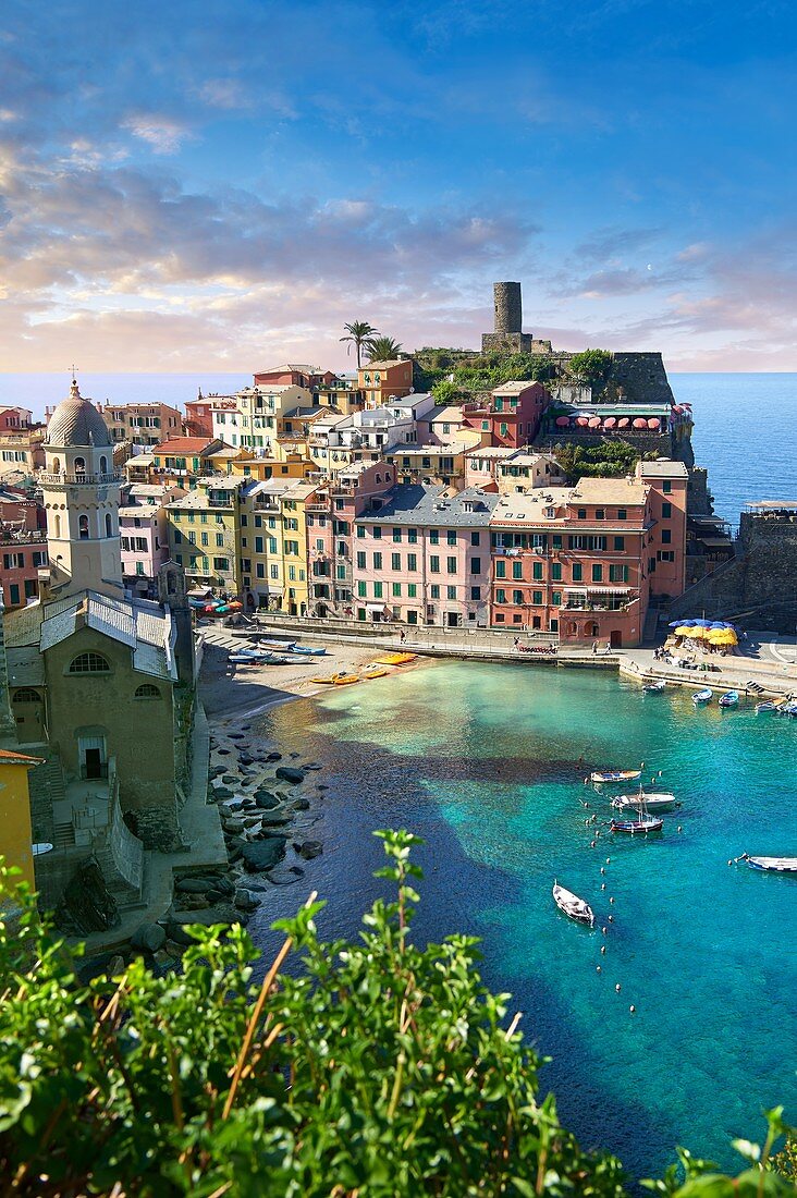 Hafen des Fischereihafens von Vernazza bei Sonnenaufgang, Nationalpark Cinque Terre, ligurische Riviera, Italien. Ein UNESCO-Weltkulturerbe