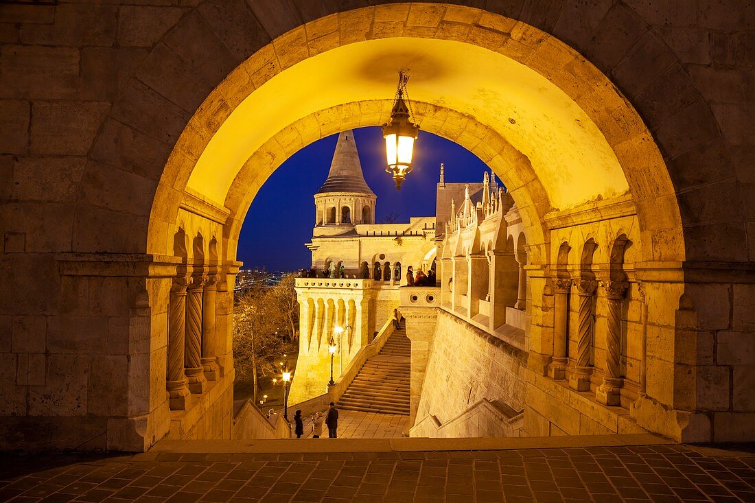 Abend in der Fischerbastei in Budapest, Ungarn.