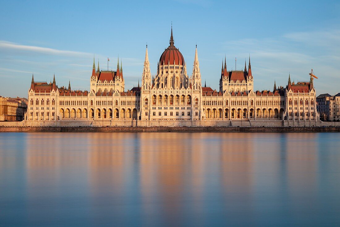 Sonnenuntergang im ungarischen Parlament in Budapest, Ungarn.