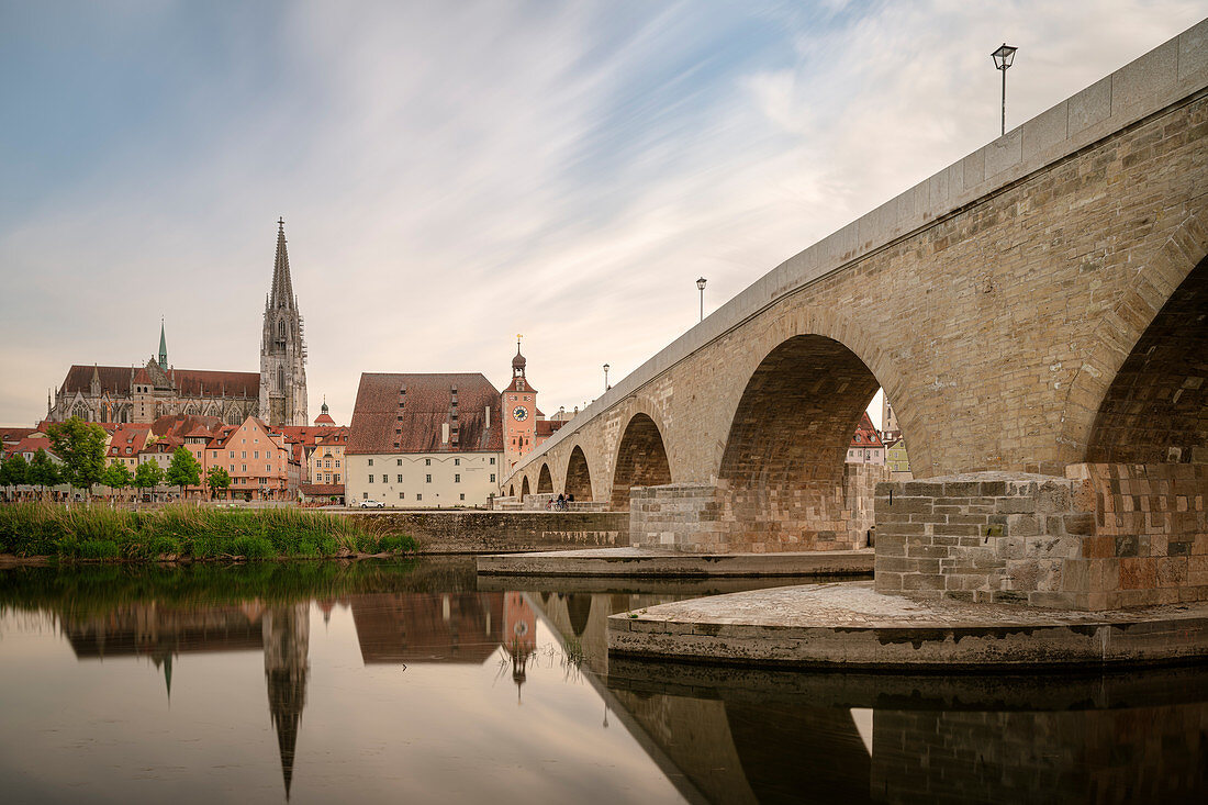 UNESCO Weltkulturerbe „Altstadt von Regensburg mit Stadtamhof“, Alte Donaubrücke über die Donau, Blick zum Regensburger Dom, Oberpfalz, Bayern, Deutschland