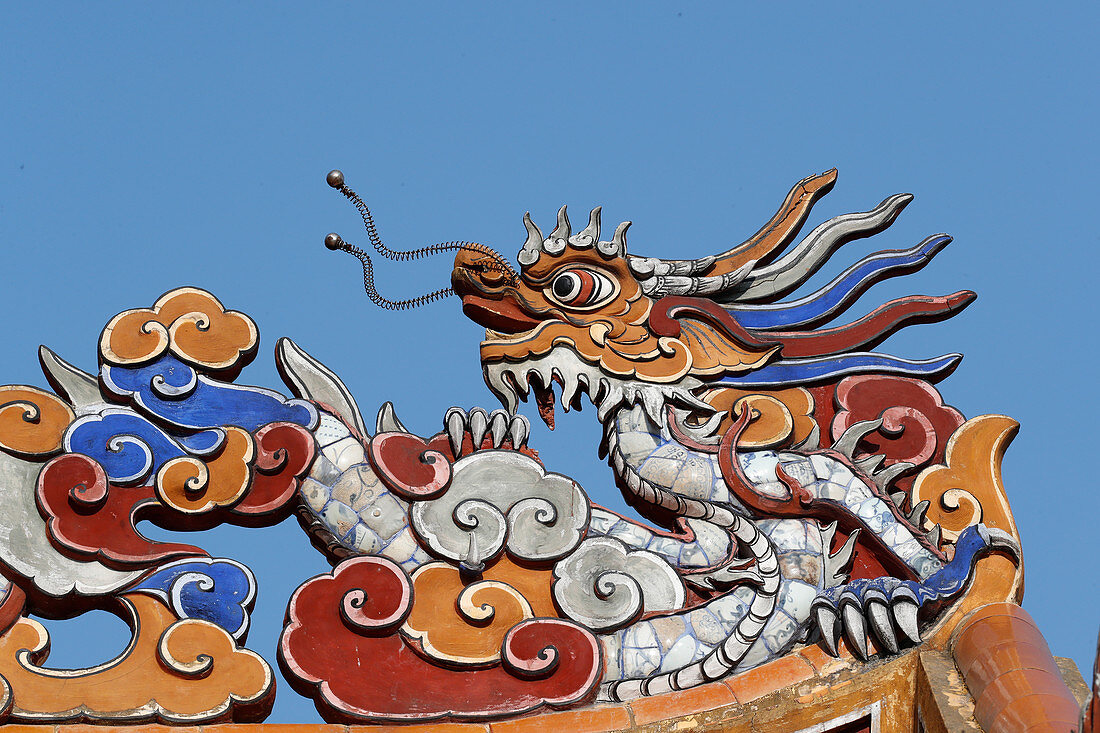 Dachdetail mit Drachen, Tu Duc Königlicher Grabkomplex, Farbton, Vietnam, Indochina, Südostasien, Asien