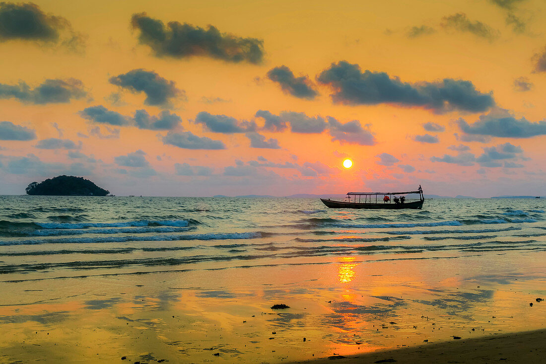 Fischerboot festgemacht vom Strand südlich der Stadt bei Sonnenuntergang, Otres Beach, Sihanoukville, Kambodscha, Indochina, Südostasien, Asien