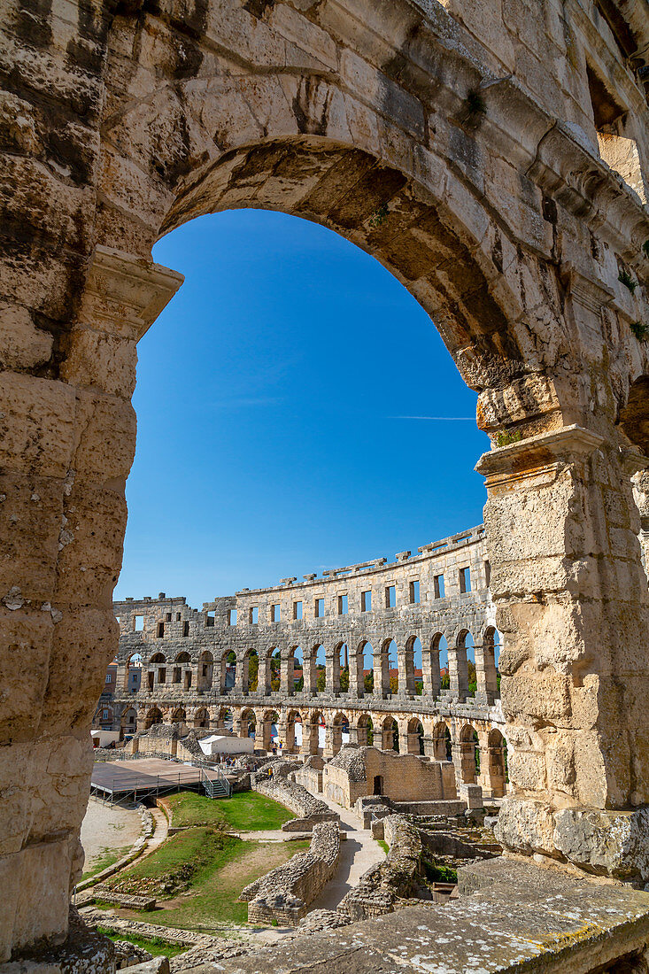 Ansicht des römischen Amphitheaters gegen blauen Himmel, Pula, Kreis Istrien, Kroatien, Adria, Europa