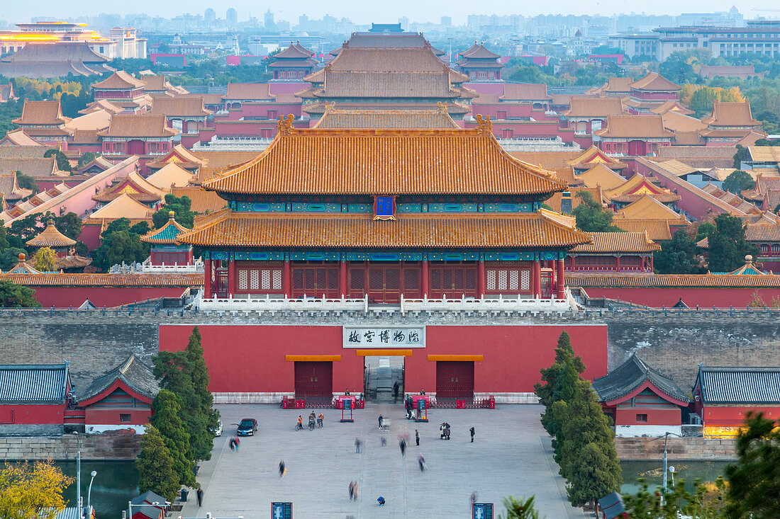 Ansicht der Verbotenen Stadt, UNESCO-Weltkulturerbe, vom Jingshan-Park bei Sonnenuntergang, Xicheng, Peking, Volksrepublik China, Asien