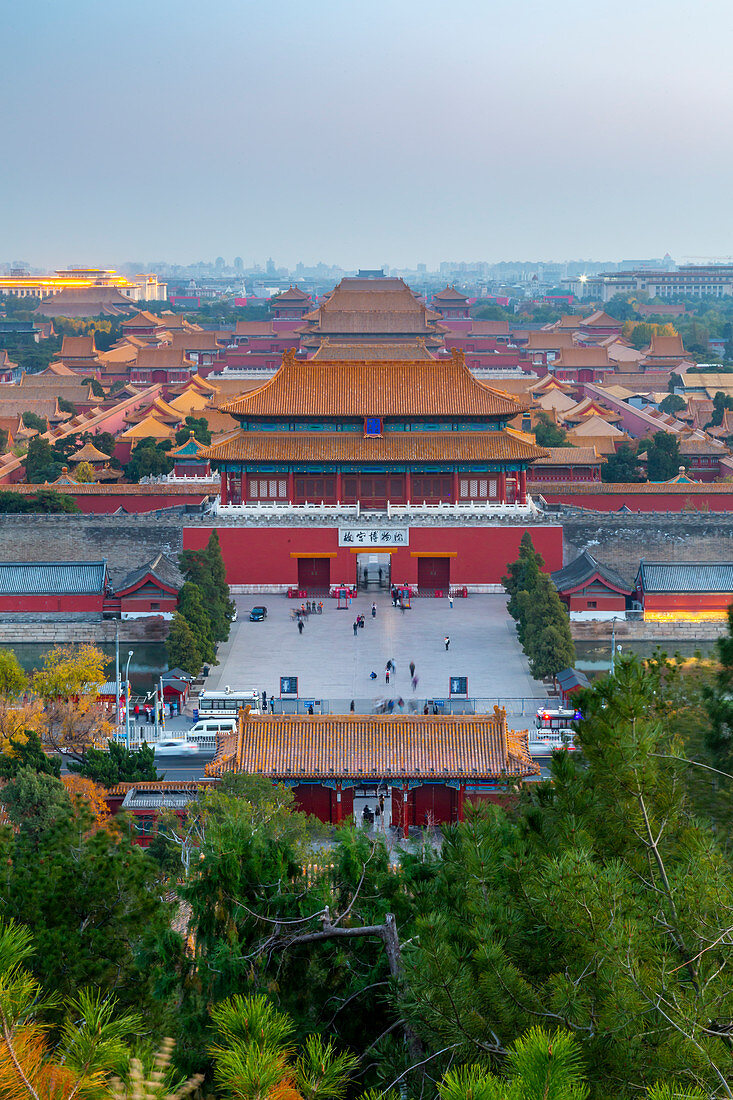 Ansicht der Verbotenen Stadt, UNESCO-Weltkulturerbe, vom Jingshan-Park bei Sonnenuntergang, Xicheng, Peking, Volksrepublik China, Asien