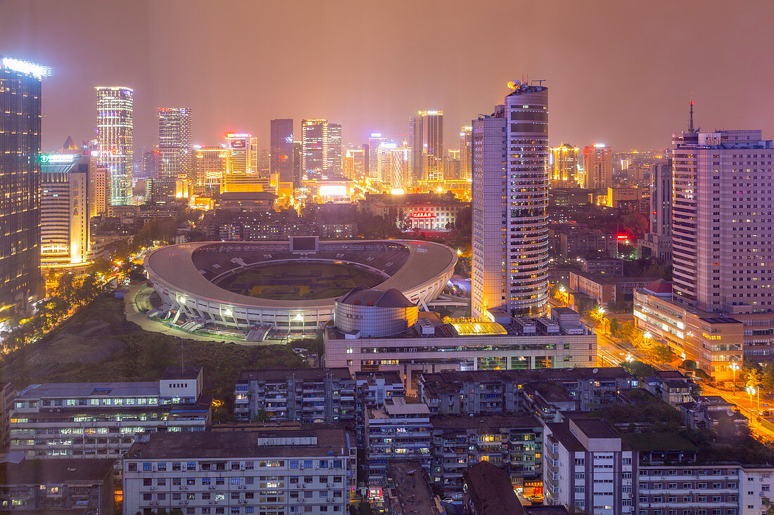 Ansicht des Tianfu Expo Centers bei Nacht, Chengdu, Provinz Sichuan, Volksrepublik China, Asien