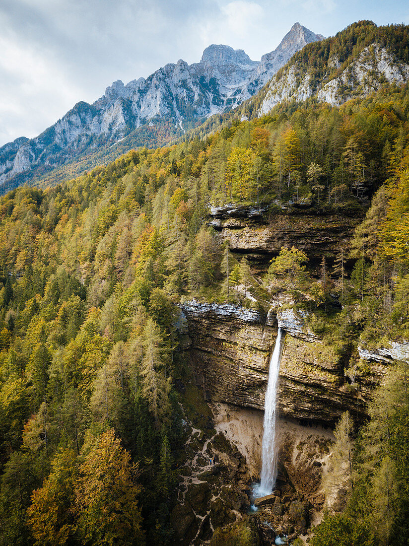 Luftaufnahme durch Drohne des Pericnik-Wasserfalls, Triglav-Nationalpark, oberes Krain, Slowenien, Europa