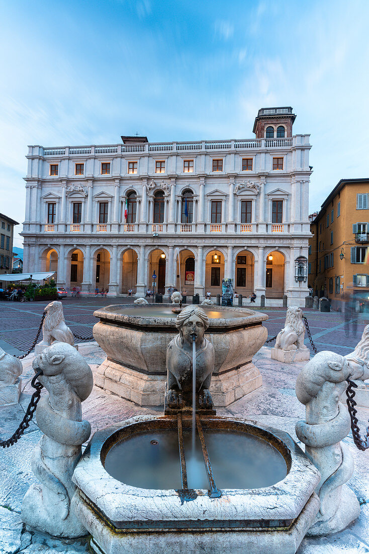 Contarini-Brunnen und Biblioteca Civica Angelo Mai, Piazza Vecchia, Citta Alta (Oberstadt), Bergamo, Lombardei, Italien, Europa