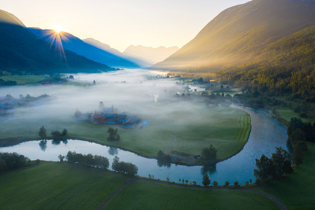 Nebel über den bebauten Feldern entlang des Flusses Stryneelva, Luftaufnahme, Stryn, Nordfjord, Grafschaft Sogn og Fjordane, Norwegen, Skandinavien, Europa