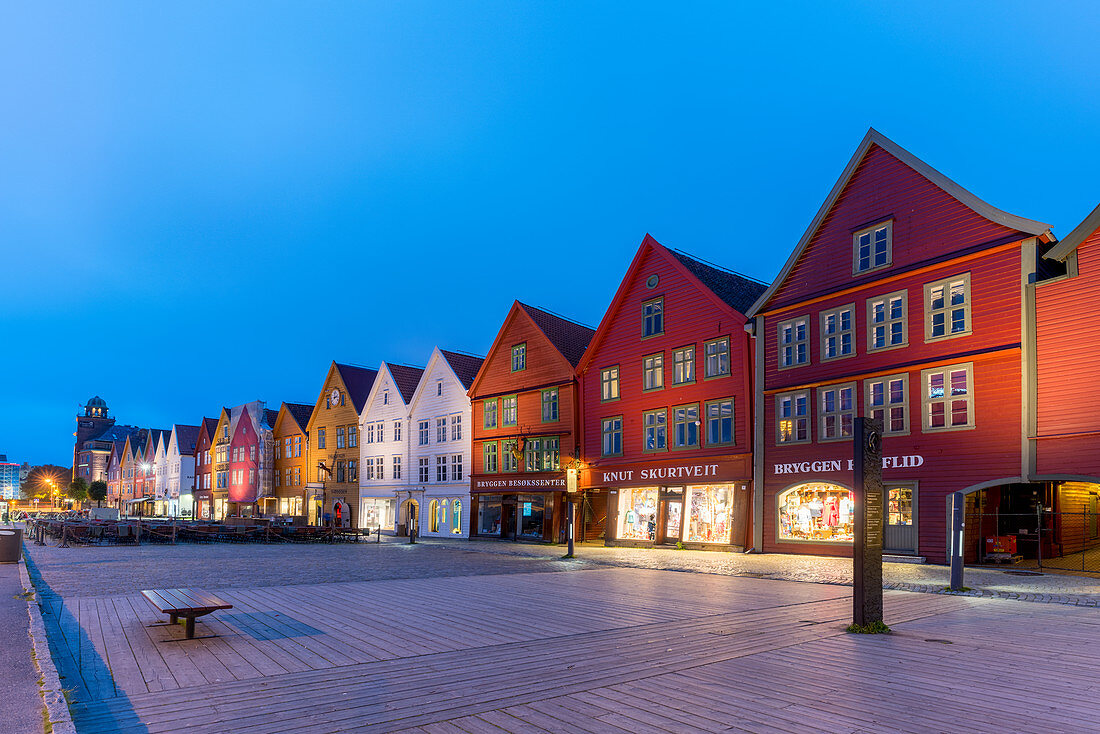 Beleuchtete Holzgebäude in der Abenddämmerung, Bryggen, UNESCO-Weltkulturerbe, Bergen, Hordaland County, Norwegen, Skandinavien, Europa