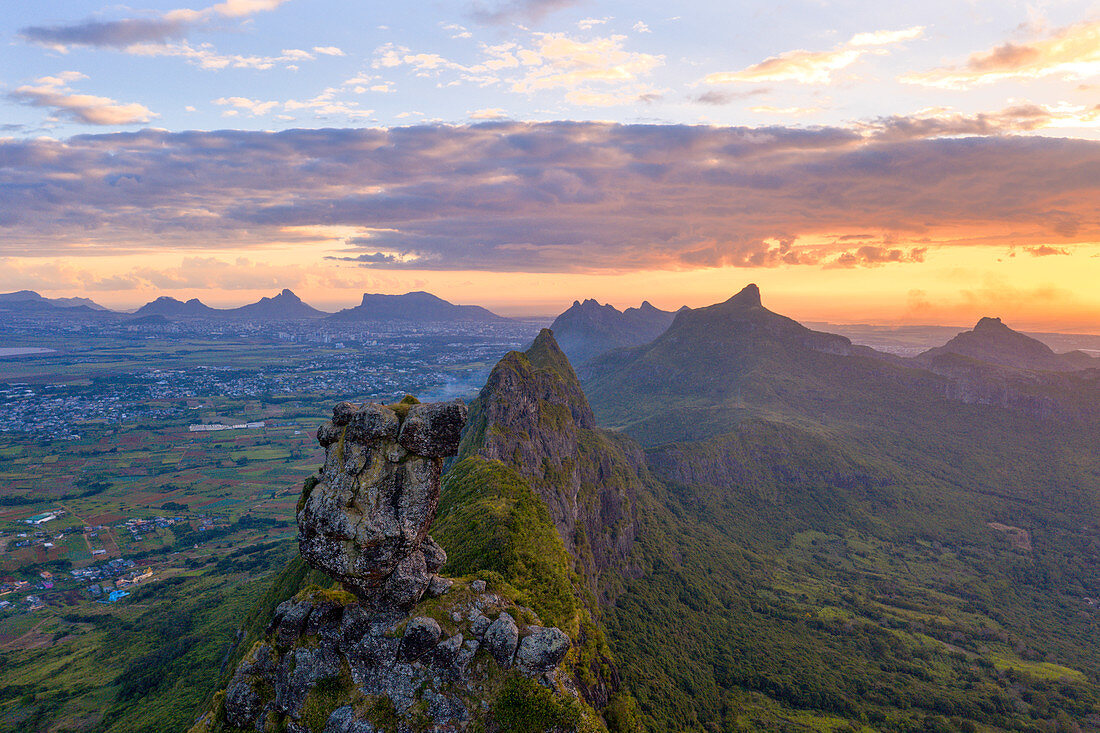 Le Pouce Berg während des afrikanischen Sonnenuntergangs, Luftbild, Moka Range, Port Louis, Mauritius, Afrika