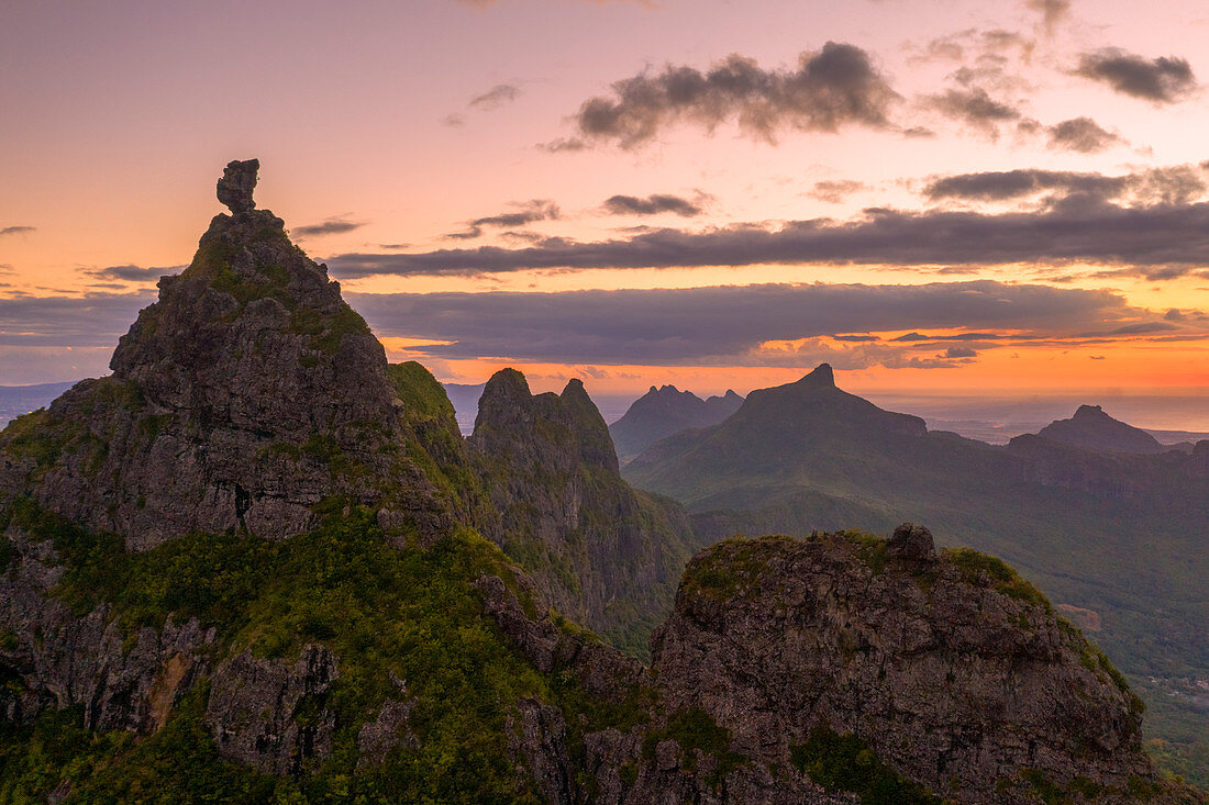 Le Pouce Berg bei Sonnenuntergang, Luftbild, Moka Range, Port Louis, Mauritius, Afrika