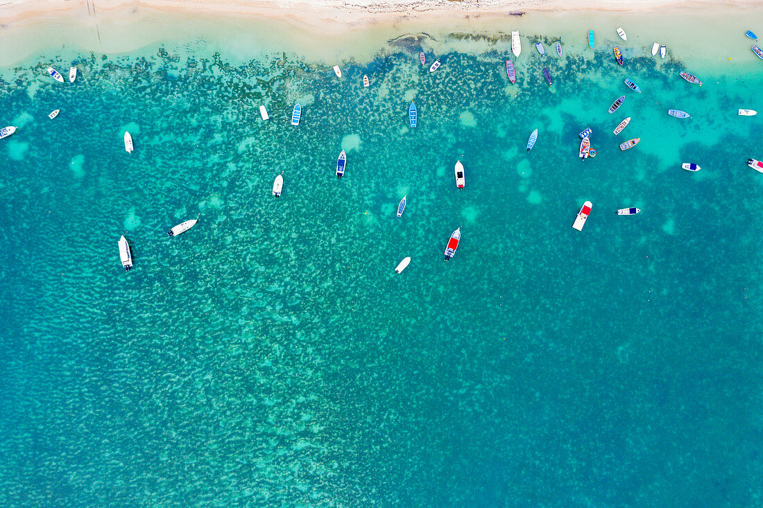 Gebiet durch Drohne von Booten im türkisfarbenen Wasser der Lagune vor Mont Choisy Strand, Nordwestküste, Mauritius, Indischer Ozean, Afrika