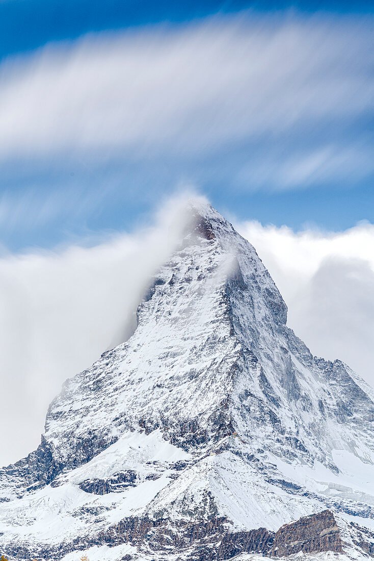 Wolken über Matterhorn bedeckt mit Schnee, Pennine Alps, Zermatt, Kanton Wallis, Schweizer Alpen, Schweiz, Europa