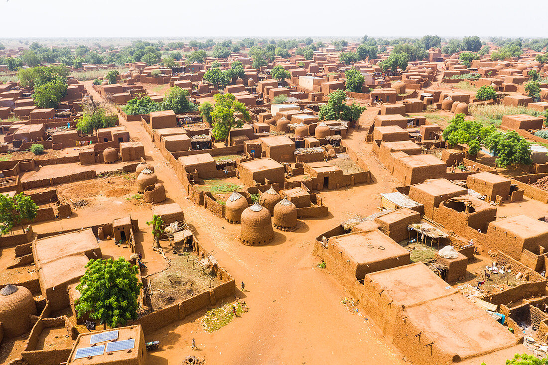 Gebiet mit Drohne der Zentralmoschee im Hausa-Dorf Yaama, Niger, Westafrika, Afrika