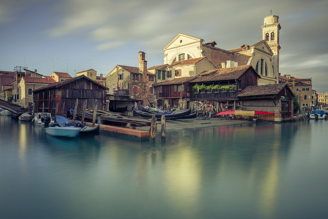 Eine traditionelle hölzerne Werft aus dem 17. Jahrhundert mit Gondeln in Squero di San Trovaso, Dorsoduro, Venedig, UNESCO-Weltkulturerbe, Venetien, Italien, Europa