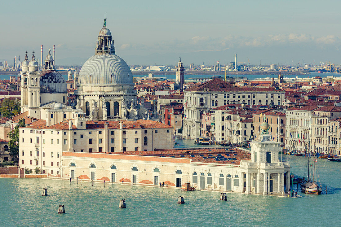 Punta della Dogana und Santa Maria della Salute am Treffpunkt der Kanäle Grand und Giudecca, Venedig, UNESCO-Weltkulturerbe, Venetien, Italien, Europa