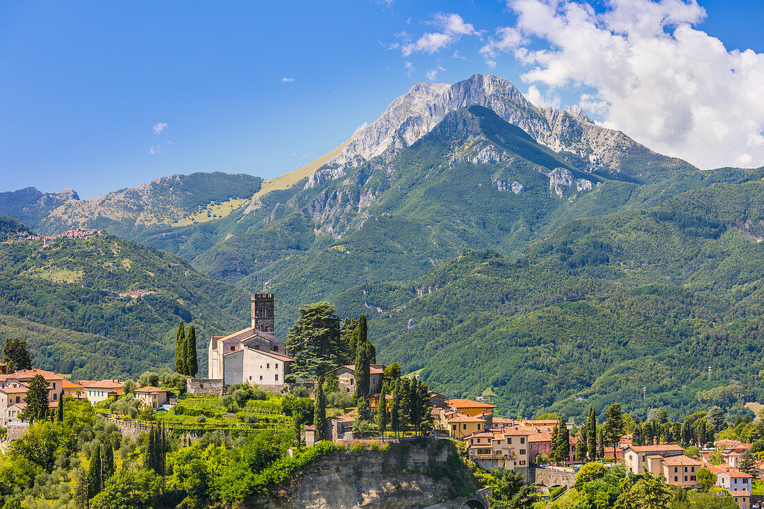 Dom von Barga mit La Pania della Croce, Apuanische Alpen, Toskana, Italien, Europa