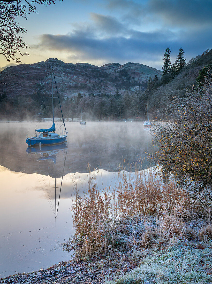 Morgendämmerungslicht über Glenridding auf Ullswater, Nationalpark Lake District, UNESCO-Weltkulturerbe, Cumbria, England, Vereinigtes Königreich, Europa