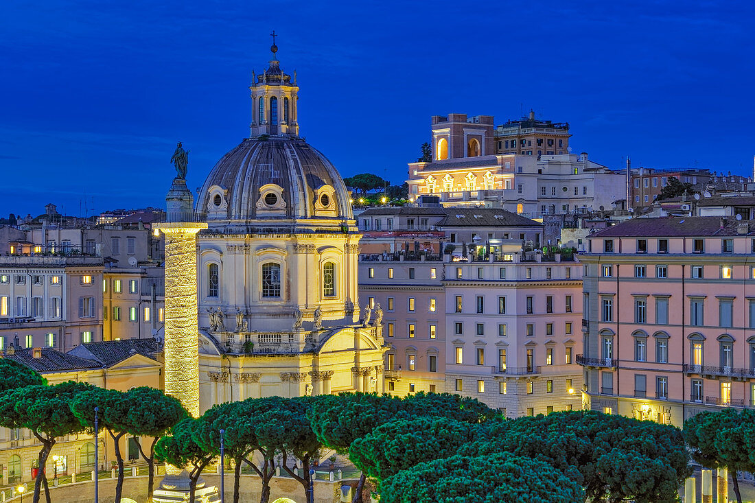 Trajans-Säule (Colonna Traiana) und Chiesa del Santissimo Nome di Maria al Foro Traiano bei erhöhter Ansicht der blauen Stunde, Rom, Latium, Italien, Europa