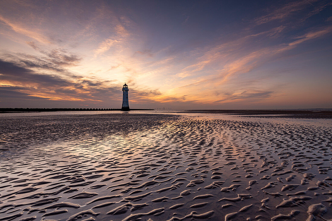 Barschfelsen-Leuchtturm bei Sonnenuntergang, New Brighton, Cheshire, England, Vereinigtes Königreich, Europa